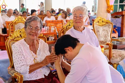 ภาพ No.170498:พิธีทอดกฐิน ณ วัดสุราษฎร์รังสรรค์ จ.ปทุมธานี ในโครงการกฐินสามัคคีทั่วไทย 30,000 วัด บูชาธรรม 80 ปี หลวงพ่อธัมมชโย โดยคณะศิษยานุศิษย์วัดพระธรรมกาย วันที่ 27 ตุลาคม พ.ศ. 2567