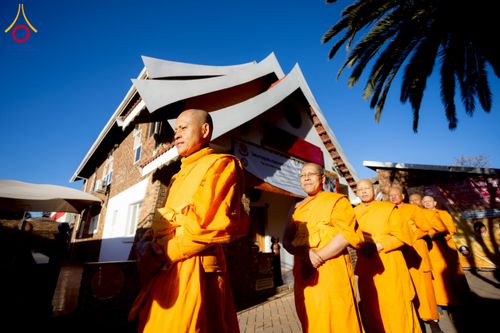 ภาพ No.231153:วันศุกร์ที่ 27 มิถุนายน พ.ศ. 2568 พิธีตัดปอยผมและพิธีปลงผมนาคธรรมทายาทแห่งทวีปแอฟริกา พ.ศ. 2568  โครงการบรรพชาอุปสมบทพระธรรมทายาทนานาชาติแห่งทวีปแอฟริกา ครั้งที่ 2 ณ วัดพระธรรมกายโจฮันเนสเบิร์ก สาธารณรัฐแอฟริกาใต้