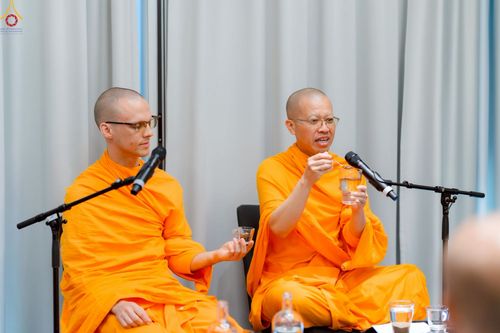 ภาพ No.229375:วันที่ 15 มิถุนายน พ.ศ. 2568 Meditation wisdom talks 2025 โดย พระอาจารย์ไมเคิล วีรธมฺโม และ พระอาจารย์นิค สนฺตจิตฺโต โดยมีผู้เข้าร่วมโครงการ เป็นชาวสวีเดนและชาวยุโรป จำนวน 30 ท่าน  ณ โรงแรม Radissonblu waterfront กรุงสตอกโฮล์ม ประเทศสวีเดน