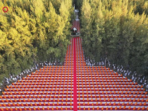 ภาพ No.107108:พิธีจุดประทีปถวายเป็นพุทธบูชา และบูชาธรรมมหาปูชนียาจารย์ ในโครงการธรรมยาตรากตัญญูบูชา มหาปูชนียาจารย์ พระมงคลเทพมุนี(สด จนฺทสโร) พระผู้ปราบมาร  อนุสรณ์สถาน 7 แห่ง ปีที่ 12  วันที่ 6 มกราคม พ.ศ. 2567 ณ อนุสรณ์สถานมหาวิหารพระมงคลเทพมุนี อ.สองพี่น้อง จ.สุพร