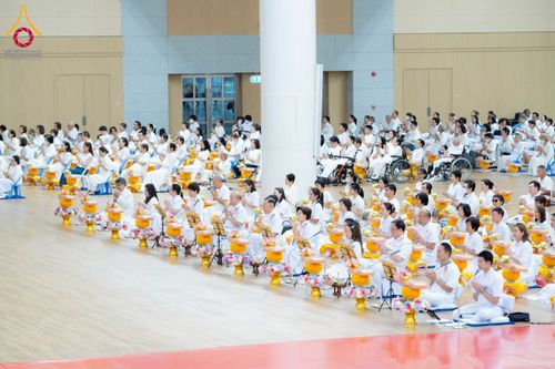 ภาพ No.270594:วันอาทิตย์ที่ 16 พฤศจิกายน พ.ศ. 2568 ถวายกองทุนโครงการอุปสมบทหมู่ 3,000 รูปทั่วไทย  รุ่นบูชาธรรมมหาปูชนียาจารย์ ณ ห้องแก้วสารพัดนึก 2 สภาธรรมกายสากล วัดพระธรรมกาย