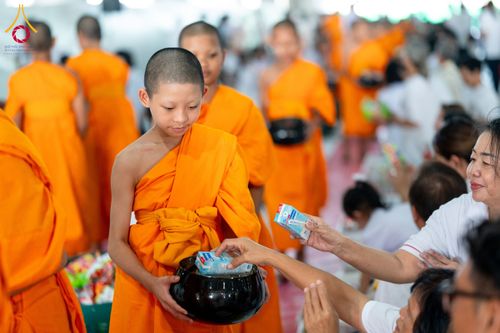 ภาพ No.61996:ตักบาตรฉลองสามเณรใหม่ มัชฌิมธรรมทายาท ณ วิหารคด คอร์ 9 วัดพระธรรมกาย วันที่ 15 เมษายน พ.ศ. 2567