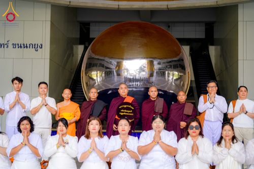ภาพ No.327672:วันที่ 1-6 พฤษภาคม พ.ศ.2569 ต้อนรับชาวต่างชาติ พระภิกษุ คณะชาวเมียนมาร์  อุบาสิกาชาวอินเดีย เยี่ยมชมวัดพระธรรมกายและสักการะพระมหาธรรมกายเจดีย์