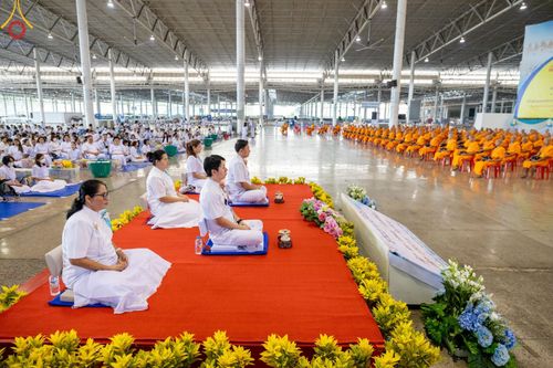 ภาพ No.136555:พิธีตักบาตร พิธีบูชาข้าวพระ ในวันอาทิตย์ต้นเดือนที่ 5 พฤษภาคม พ.ศ. 2567 ณ วัดพระธรรมกาย จ.ปทุมธานี