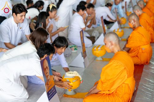 ภาพ No.62550:พิธีถวายบาตรเเละไทยธรรม ในโครงการอุปสมบทหมู่ บูชาธรรมหลวงพ่อธัมมชโย พ.ศ.2567 ณ ลานธรรม พระมหาธรรมกายเจดีย์ วันที่ 13 เมษายน พ.ศ.2567