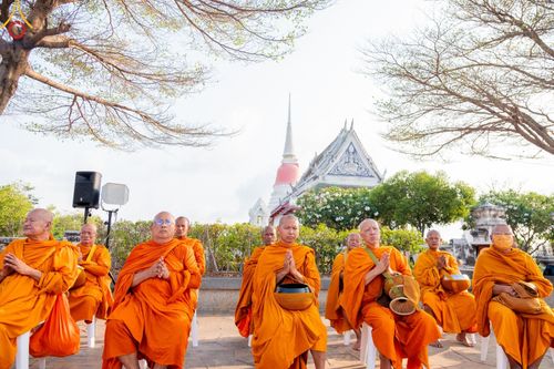 ภาพ No.58109:พิธีตักบาตรพระภิกษุและสามเณร 180 รูป ณ ลานองค์พระสมุทรเจดีย์ จ.สมุทรปราการ วันเสาร์ที่ 27 เมษายน พ.ศ. 2567