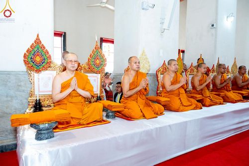 ภาพ No.214763:พิธีต้อนรับสัญญาบัตร พัดยศ พระราชวิเทศวชิรเวที (บัณฑิต วรปญฺโญ) เจ้าอาวาสวัดพระธรรมกายสกอตแลนด์ สหราชอาณาจักร ผู้ช่วยเจ้าอาวาสวัดพระธรรมกาย ณ อุโบสถพระไตรปิฏก วัดพระธรรมกาย