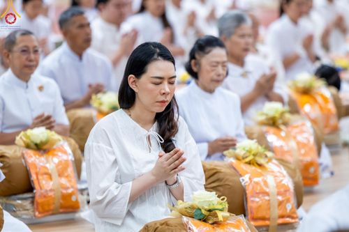 ภาพ No.180805:พิธีถวายภัตตาหารเมนูสวรรค์ และพิธีถวายอุปกรณ์กันหนาว แด่คณะพระภิกษุสามเณรวัดพระธรรมกาย วันอาทิตย์ที่ 8 ธันวาคม พ.ศ.2567 ณ สภาธรรมกายสากล วัดพระธรรมกาย