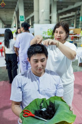 ภาพ No.242948:วันที่ 31 สิงหาคม พ.ศ. 2568 พิธีตัดปอยผมและปลงผม โครงการอุปสมบทหมู่บูชาธรรม ครบรอบ 108 ปี วันครูผู้ค้นพบวิชชาธรรมกาย ณ วัดพระธรรมกาย