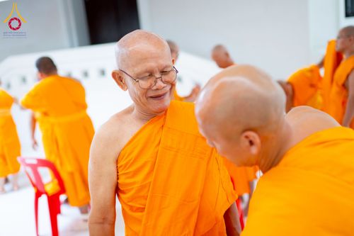 ภาพ No.244776:วันเสาร์ที่ 6 กันยายน พ.ศ. 2568 พิธีถวายบาตร บรรพชา อุปสมบทของนาคธรรมทายาท โครงการอุปสมบทหมู่บูชาธรรมครบรอบ 108 ปี  วันครูผู้ค้นพบวิชชาธรรมกาย ณ โบสถ์พระไตรปิฎก วัดพระธรรมกาย