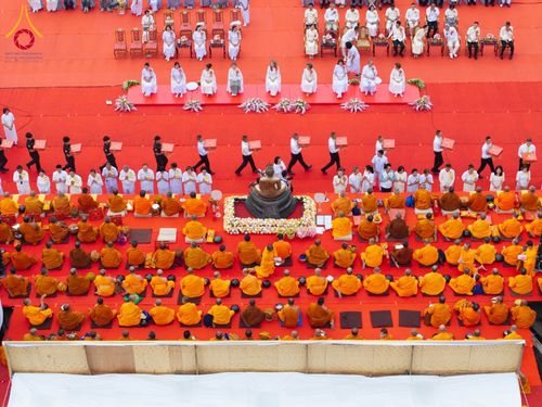 ภาพ No.210268:วันอาทิตย์ที่ 9 มีนาคม พ.ศ. 2568 พ่อเมืองโคราชจัดตักบาตรพระหมื่น ทำบุญเมือง 557 ปี