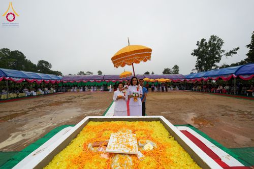 ภาพ No.174090:พิธีวางศิลาฤกษ์มหาสมบัติ โปรยรัตนชาติบ่อมงคลเศรษฐี ติดแผ่นทอง ลูกนิมิต - ช่อฟ้า เพื่อสถาปนาสร้างอุโบสถ บูชาธรรม 80 ปีหลวงพ่อธัมมชโย ณ วัดทุ่งเจริญธรรม อ.อมก๋อย จ.เชียงใหม่ วันที่ 8 พฤศจิกายน พ.ศ. 2567