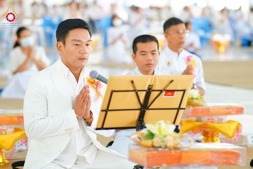 ภาพ No.210605:วันเสาร์ที่ 8 มีนาคม พ.ศ. 2568 พิธีสวดพระพุทธมนต์ และถวายภัตตาหารเมนูสวรรค์แด่พระภิกษุ สามเณร ณ หอฉันคุณยายอาจารย์ฯ วัดพระธรรมกาย