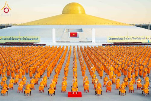 ภาพ No.285246:วันจันทร์ที่ 15 ธันวาคม พ.ศ.2568  บันทึกภาพหมู่ประวัติศาสตร์ โครงการบรรพชาอุปสมบทหมู่  รุ่นบูชาธรรมมหาปูชนียาจารย์ ประจำปี 2568 ณ ลานธรรมมหาธรรมกายเจดีย์ วัดพระธรรมกาย