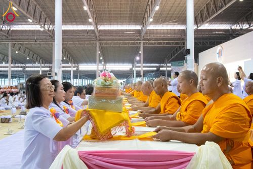 ภาพ No.287213:วันที่ 3 มกราคม พ.ศ.2569 พิธีถวายภัตตาหารเป็นสังฆทาน แด่พระธรรมยาตรา ณ วัดพระธรรมกาย  จังหวัดปทุมธานี ในโครงการธรรมยาตรา กตัญญูบูชา มหาปูชนียาจารย์ พระมงคลเทพมุนี(สด จนฺทสโร) พระผู้ปราบมาร อนุสรณ์สถาน 7 แห่ง ปีที่ 14