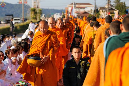 ภาพ No.281423:วันเสาร์ที่ 27 ธันวาคม พ.ศ.2568 พิธีตักบาตรพระ ๑,๐๐๐ รูป   เพื่อความเป็นสิริมงคลแก่ชีวิตและแผ่นดินไทย  มหากุศลครั้งยิ่งใหญ่แห่งปี ส่งท้ายปีเก่า ต้อนรับปีใหม่  ณ ถนนหน้าที่ว่าการอำเภอภูเรือ จังหวัดเลย