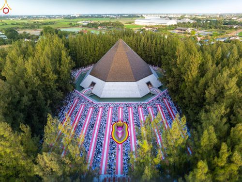 ภาพ No.289263:วันที่ 7 มกราคม พ.ศ. 2569 พิธีตักบาตรพระธรรมยาตรา ณ อนุสรณ์สถานลำดับที่ 1 สถานที่เกิดด้วยรูปกายเนื้อ อนุสรณ์สถานมหาวิหารพระมงคลเทพมุนี (โลตัสแลนด์) อ.สองพี่น้อง จ.สุพรรณบุรี ในโครงการธรรมยาตรา กตัญญูบูชา มหาปูชนียาจารย์ พระมงคลเทพมุนี(สด จนฺทสโร) พระผู้ป