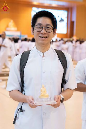 ภาพ No.338124:วันอาทิตย์ต้นเดือน 5 กรกฎาคม พ.ศ.2569 สัมมนาพิเศษ พิธีมอบพระของขวัญ ณ ห้องแก้วสารพัด1 วัดพระธรรมกาย