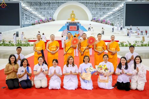ภาพ No.339087:วันอาทิตย์ที่ 12 กรกฎาคม พ.ศ.2569 พิธีมุทิตาผู้สอบได้เปรียญธรรม ประโยค 1-2 ถึง ป.ธ.9 และ บ.ศ.1-2 ถึง บ.ศ.6 สำนักศาสนศึกษาวัดพระธรรมกาย ประจำปี 2569, พิธีมอบตราตั้งแต่งตั้งอาจารย์ใหญ่ สำนักศาสนศึกษาวัดพระธรรมกาย