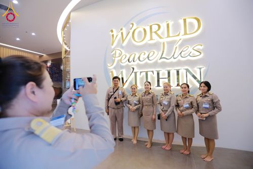 ภาพ No.311574:วันจันทร์ที่ 23 กุมภาพันธ์ พ.ศ. 2569 เปิดโลกทัศน์ผู้บริหารสถานศึกษายุคใหม่ เรียนรู้ต้นแบบการพัฒนาคนผ่านพลัง “บวร–V-Star” ผู้เข้ารับการพัฒนาตามโครงการ สพฐ. ศึกษาดูงานวัดพระธรรมกาย เสริมภาวะผู้นำคุณธรรมสู่การบริหารโรงเรียนอย่างยั่งยืน ณ อาคาร 100 ปี คุณยาย