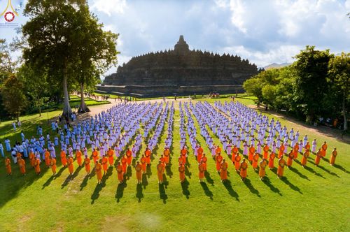 ภาพ No.103049:พิธีวันทาเจดีย์ พิธีเวียนประทักษิณ ธรรมทายาทชาวอินโดนีเซียกว่า 1,000 คน ณ มหาเจดีย์บุโรพุทโธ ประเทศอินโดนีเซีย ในวันที่ 19 ธันวาคม พ.ศ. 2566