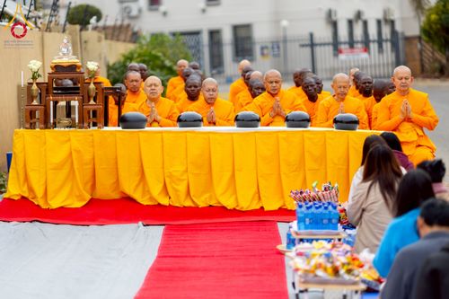 ภาพ No.232989:วันอาทิตย์ 29 มิถุนายน พ.ศ. 2568 กิจกรรมอบรมธรรมทายาทแอฟริกาใต้  ปฏิบัติธรรมสร้างสันติสุขภายใน แสงแห่งพุทธธรรมสู่แผ่นดินแอฟริกาใต้ ณ บริเวณหน้าวัดพระธรรมกายโจฮันเนสเบิร์ก
