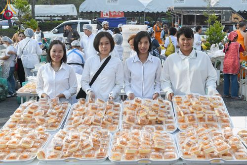 ภาพ No.108443:ถวายภัตตาหารเป็นสังฆทาน แด่คณะพระธรรมยาตราฯ ในโครงการธรรมยาตรากตัญญูบูชา มหาปูชนียาจารย์ พระมงคลเทพมุนี(สด จนฺทสโร) พระผู้ปราบมาร อนุสรณ์สถาน 7 แห่ง ปีที่ 12 วันที่ 7 มกราคม พ.ศ. 2567 ณ อนุสรณ์สถานโลตัสแลนด์ จ.สุพรรณบุรี