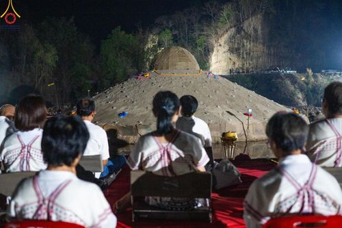 ภาพ No.138630:Photo Story  มหัศจรรย์วัดดงดินแดง Episode 6 พระภิกษุ-สามเณร ในโครงการบรรพชาอุปสมบทหมู่  กว่า 500 รูป และศีลจาริณีกว่า 300 คน ร่วมกันก่อพระเจดีย์ทราย 20,000 องค์ และจุดประทีป  บูชาธรรม 80 ปี หลวงพ่อธมฺมชโย กลางลำน้ำแม่ตื่น