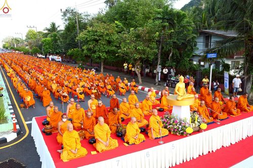 ภาพ No.235142:วันอาทิตย์ที่ 27 กรกฎาคม พ.ศ. 2568 พิธีตักบาตรพระ1,000 รูป ทำบุญเมืองพัทลุง ประธานสงฆ์ พระปริยัติวชิโรดม  เจ้าคณะจังหวัดพัทลุง ประธานฆราวาส นายรัฐศาสตร์ ชิดชู  ผู้ว่าราชการจังหวัดพัทลุง