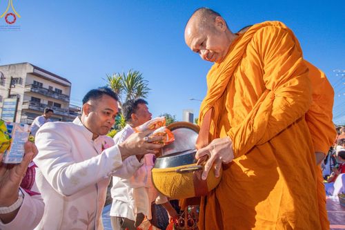 ภาพ No.187139:พิธีตักบาตรพระ ๕๐๐ รูป "สร้างบุญใหญ่ ส่งท้ายปีเก่า ต้อนรับปีใหม่ ๒๕๖๘" วันเสาร์ที่ ๒๘ ธันวาคม พ.ศ. ๒๕๖๗ ณ ถนนหน้าที่ว่าการอำเภอภูเรือ จังหวัดเลย