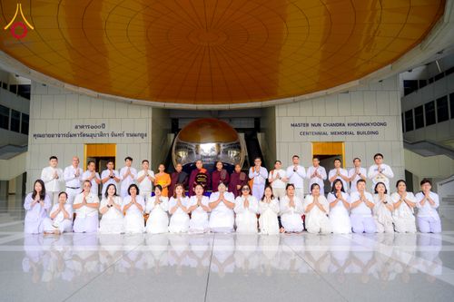 ภาพ No.327671:วันที่ 1-6 พฤษภาคม พ.ศ.2569 ต้อนรับชาวต่างชาติ พระภิกษุ คณะชาวเมียนมาร์  อุบาสิกาชาวอินเดีย เยี่ยมชมวัดพระธรรมกายและสักการะพระมหาธรรมกายเจดีย์