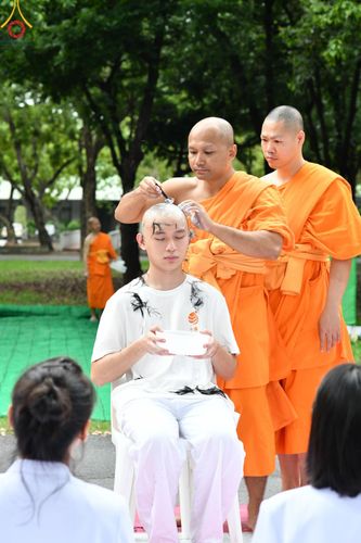 ภาพ No.143870:พิธีตัดปอยผม โครงการอุปสมบทหมู่ พระธรรมทายาทนานาชาติ (ภาษาจีน) รุ่นที่ 19 วันอาทิตย์ที่ 7 กรกฎาคม พ.ศ. 2567 ณ สนามหญ้า หน้าบ้านแก้วอาสาสมัคร วัดพระธรรมกาย