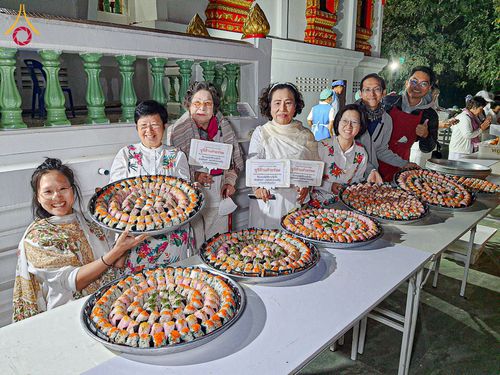 ภาพ No.195594:สาธุชนถวายภัตตาหารเป็นสังฆทาน แด่พระธรรมยาตรา ณ วัดสองพี่น้อง ต.ต้นตาล อ.สองพี่น้อง จ.สุพรรณบุรี ในโครงการธรรมยาตรา กตัญญูบูชา มหาปูชนียาจารย์ พระมงคลเทพมุนี(สด จนฺทสโร) พระผู้ปราบมาร อนุสรณ์สถาน 7 แห่ง ปีที่ 13 วันที่ 15 มกราคม พ.ศ. 2568