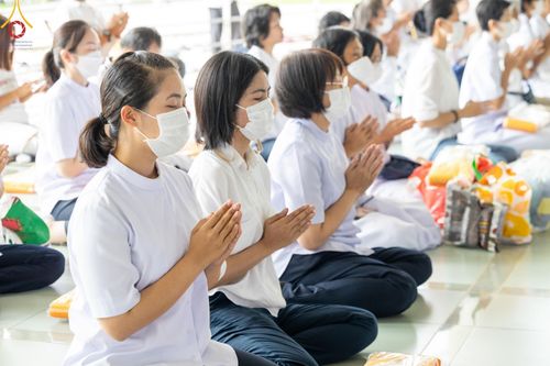 ภาพ No.122858:พิธีสวดพระพุทธมนต์ พิธีทอดผ้าบังสุกุล และพิธีถวายภัตตาหาร เป็นสังฆทานแด่พระภิกษุ สามเณร เนื่องในวันมหาปูชนียาจารย์ วันเสาร์ที่ 3 กุมภาพันธ์ พ.ศ. 2567 ณ หอฉันคุณยายอาจารย์ฯ วัดพระธรรมกาย