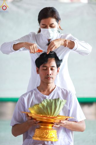ภาพ No.140250:พิธีตัดปอยผมและปลงผม โครงการอุปสมบทหมู่ธรรมทายาท ระดับอุดมศึกษา รุ่นที่ 51 ภาคฤดูฝน วันเสาร์ที่ 8 มิถุนายน พ.ศ.2567 ณ มหารัตนวิหารคด 9 วัดพระธรรมกาย