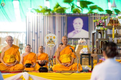 ภาพ No.246599:วันที่ 14 กันยายน พ.ศ. 2568 พิธีตักบาตรฉลองพระใหม่ ในโครงการอุปสมบทหมู่บูชาธรรม ครบรอบ108ปี วันครูผู้ค้นพบวิชชาธรรมกาย ณ วิหารคด วัดพระธรรมกาย