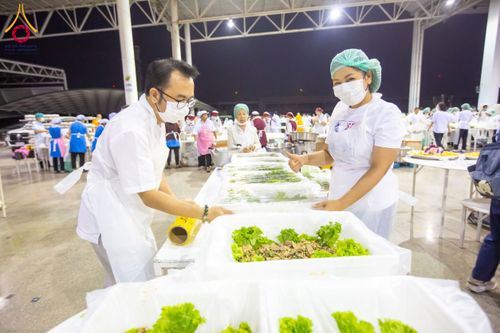 ภาพ No.203186:พิธีถวายภัตตาหารเป็นสังฆทาน แด่พระธรรมยาตรา ณ วัดพระธรรมกาย ตำบลคลองสาม อำเภอคลองหลวง จังหวัดปทุมธานี ในโครงการธรรมยาตรา กตัญญูบูชา มหาปูชนียาจารย์ พระมงคลเทพมุนี(สด จนฺทสโร) พระผู้ปราบมาร อนุสรณ์สถาน 7 แห่ง ปีที่ 13 วันที่ 29 มกราคม พ.ศ. 2568