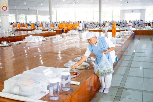 ภาพ No.143172:พิธีถวายภัตตาหารเพื่อเป็นกำลังแห่งการเข้าถึงธรรม ของพระภิกษุสามเณร วัดพระธรรมกาย วันเสาร์ที่ 6 กรกฏาคม พ.ศ. 2567 ณ หอฉันคุณยายอาจารย์ วัดพระธรรมกาย จ.ปทุมธานี