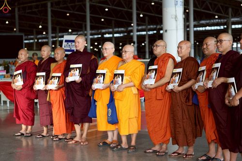 ภาพ No.235924:วันที่ 3 สิงหาคม พ.ศ. 2568 ภาพบรรยากาศ การต้อนรับปฎิสันถาร ของคณะสงฆ์ ในวันสมาธิโลก พิธีถวายมหาสังฆทาน 2,000 กว่าวัด ณ วัดพระธรรมกาย