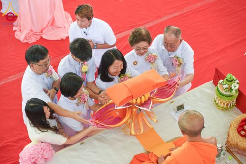 ภาพ No.175108:พิธีทอดกฐินสถาปนา แผ่นสิริฉะทะนะรัสมี(หลังคา) อาคาร 80 ปี หลวงพ่อธัมมชโย ณ ศูนย์ปฏิบัติธรรมวิหารแดง จ.สระบุรี วันเสาร์ที่ 9 พฤศจิกายน พ.ศ. 2567