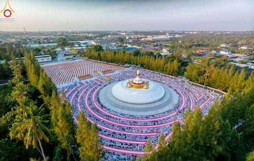 ภาพ No.192948:พิธีตักบาตรพระธรรมยาตรา ณ อนุสรณ์สถานคลองบางนางแท่น อ.สามพราน จ.นครปฐม ในโครงการธรรมยาตรา กตัญญูบูชา มหาปูชนียาจารย์ พระมงคลเทพมุนี(สด จนฺทสโร) พระผู้ปราบมาร อนุสรณ์สถาน 7 แห่ง ปีที่ 13 วันที่ 11 มกราคม พ.ศ.2568
