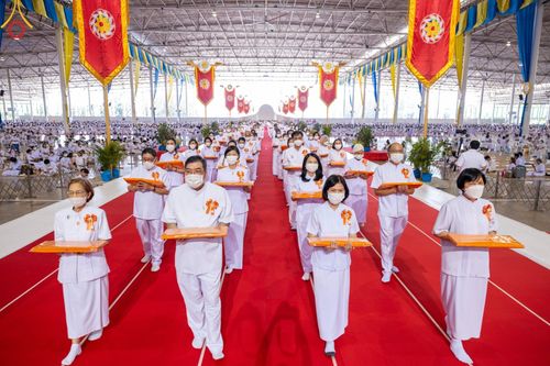 ภาพ No.99779:พิธีทอดผ้าป่า ต้นสมบัติจักรพรรดิ ในวันอาทิตย์ที่ 3 ธันวาคม พ.ศ. 2566 ณ สภาธรรมกายสากล วัดพระธรรมกาย จ.ปทุมธานี