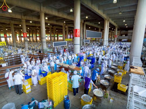 ภาพ No.219394:วันอังคารที่ 22 เมษายน พ.ศ. 2568 พิธีมอบปัจจัยช่วยเหลือครู 4 จังหวัดชายแดนภาคใต้ , พิธีกล่าวคำถวายอุปกรณ์ เพื่อเตรียมการต้อนรับคณะสงฆ์ฯ , พิธีกล่าวคำถวายภัตตาหารเป็นสังฆทาน , คณะสงฆ์ฉันภัตตาหารเพล  เนื่องในวันคุ้มครองโลก พิธีถวายมหาสังฆทานแด่คณะสงฆ์