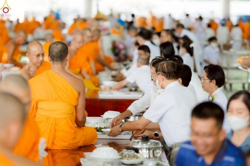 ภาพ No.226902:วันเสาร์ที่ 31 พฤษภาคม พ.ศ. 2568 พิธีถวายภัตตาหารเมนูสวรรค์ "เพื่อการบรรลุธรรม" ณ หอฉันคุณยายอาจารย์ วัดพระธรรมกาย