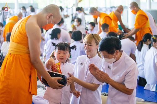 ภาพ No.80817:พิธีตักบาตร , พิธีบูชาข้าวพระในวันอาทิตย์ต้นเดือน วันที่ 7 พฤษภาคม พ.ศ. 2566 ณ วัดพระธรรมกาย