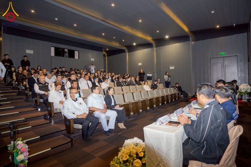 ภาพ No.271915:วันที่ 22 พฤศจิกายน พ.ศ. 2568 ผู้ว่าฯ ปทุมธานี ลงพื้นที่เยี่ยม “อำเภอคลองหลวง” พร้อมชมการเตรียมความพร้อมเทศกาลสวนดอกไม้ปทุมธานี “ทุ่งสวรรค์ ตะวันฉาย” ณ วัดพระธรรมกาย