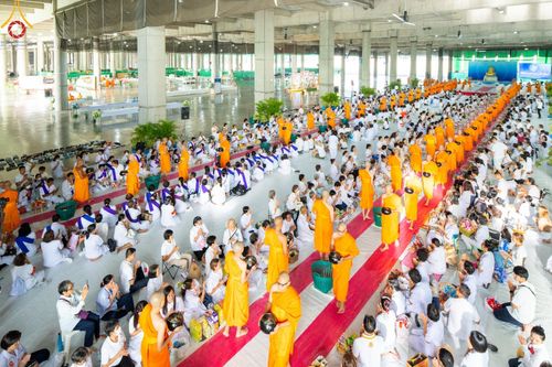 ภาพ No.145722:พิธีตักบาตรฉลองพระใหม่ รุ่นเข้าพรรษา ณ วิหารคด วัดพระธรรมกาย วันเสาร์ที่ 20 กรกฎาคม พ.ศ. 2567