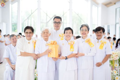 ภาพ No.239383:วันอาทิตย์ที่ 17 สิงหาคม พ.ศ. 2568 พิธีกดปุ่มอัญเชิญรูปเหมือน พระมงคลเทพมุนี (สด จันทสโร)  ณ มหาวิหารแก้วพระมงคลเทพมุนี  ศูนย์ปฏิบัติธรรมแก้วเมืองเลย