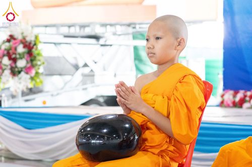 ภาพ No.145650:พิธีตักบาตรโครงการบรรพชาสามเณร โรงเรียนนานาชาติ รุ่นที่ 13 ณ มหารัตนวิหารคด 9 วัดพระธรรมกาย วันเสาร์ที่ 20 กรกฎาคม พ.ศ. 2567