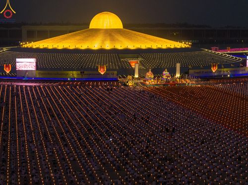 ภาพ No.122210:พิธีจุดประทีปถวายเป็นพุทธบูชา และบูชาธรรมมหาปูชนียาจารย์ พระมงคลเทพมุนี(สด จนฺทสโร) ในโครงการธรรมยาตรา กตัญญูบูชา มหาปูชนียาจารย์ พระมงคลเทพมุนี(สด จนฺทสโร) พระผู้ปราบมาร อนุสรณ์สถาน 7 แห่ง ปีที่ 12 วันที่ 31 มกราคม พ.ศ. 2567 ณ วัดพระธรรมกาย จ.ปทุมธานี (